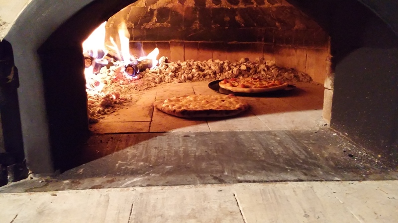 石窯でピザ焼き体験1
