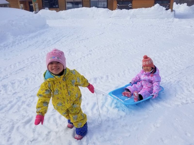 どんぐり村の敷地内で雪遊び