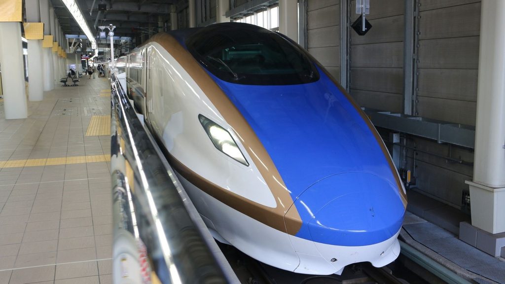 The Hokuriku Shinkansen (Hakutaka) connects Tokyo and Iiyama Station.