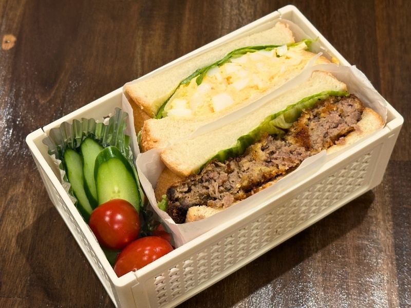 朝食一例の、たまごサンドとハンバーグサンド
