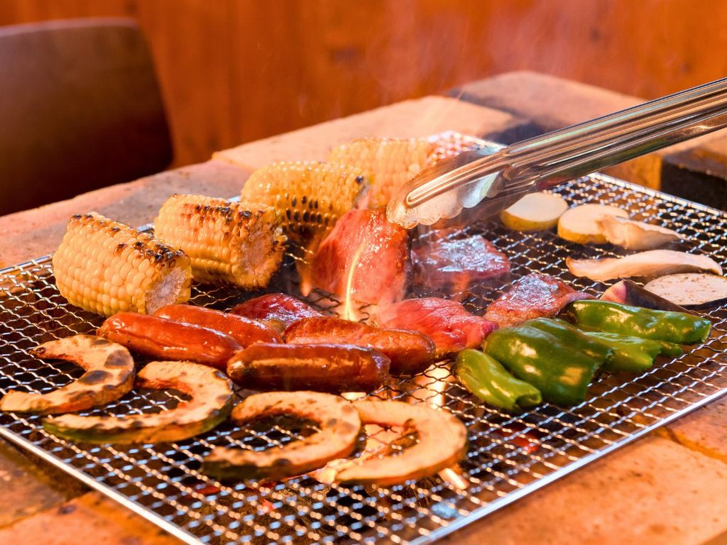 信州牛やとうもろこし、ピーマンなど、地元のお野菜を本格炭火で焼いてお召し上がりください